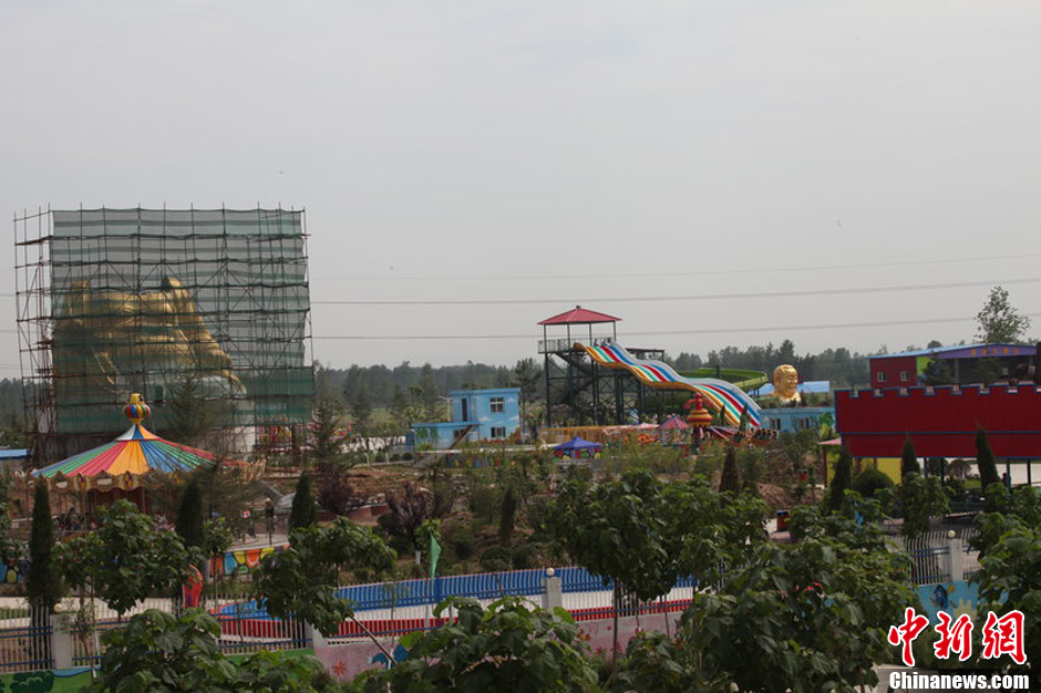 圖為被拆掉頭的雕塑。王友 攝