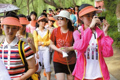 未名湖畔，游人紛紛拍照留念。