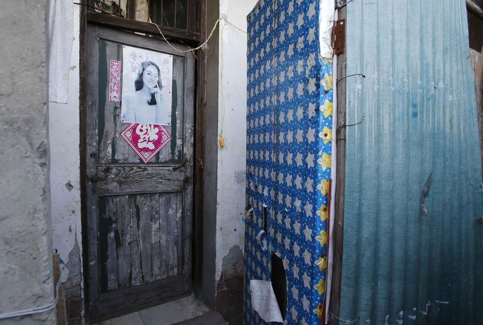 36歲的河南信陽打工者陳小龍?jiān)谶@里租了一間屋子住，2012年底開始，他偷偷在出租屋里挖地窖。