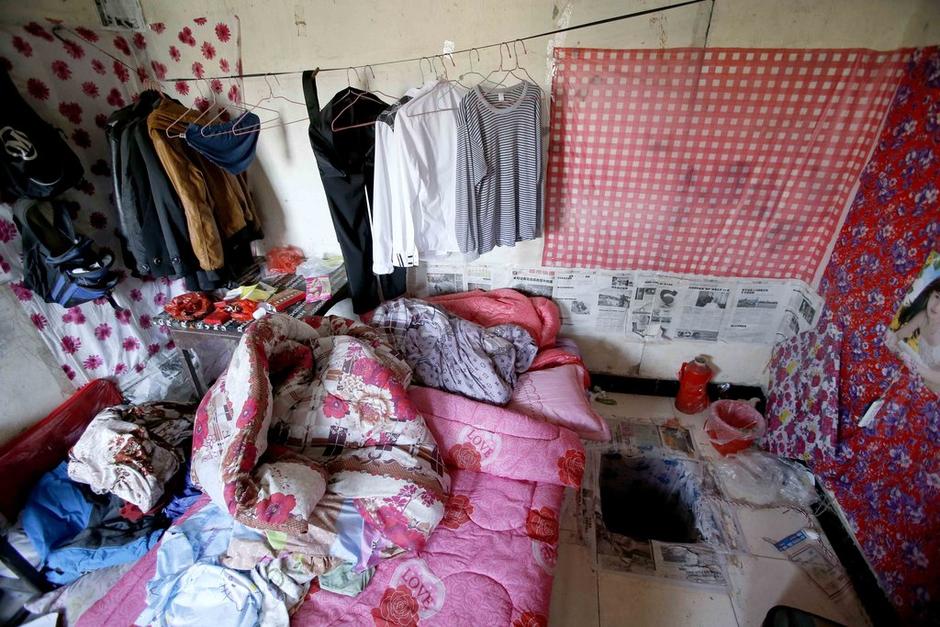 女孩利用隨身攜帶的指甲刀，一點(diǎn)點(diǎn)將身上鎖鏈磨斷，6月23日，她掙脫鎖鏈，跑到氣窗大喊救命，周圍居民聞聲報(bào)警，女孩11天的地獄經(jīng)歷才告結(jié)束。