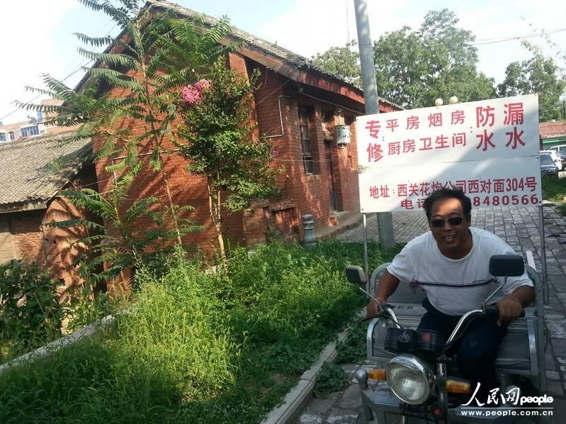 圖為縣委大院依然沒有配備專職保安，群眾可以隨意進(jìn)入。圖片來源：人民網(wǎng)