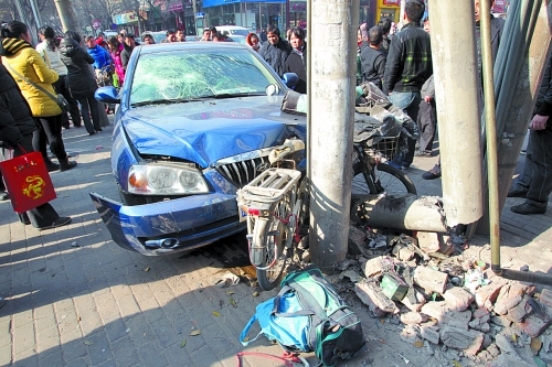 看看這兩起禍?zhǔn)?駕車(chē)時(shí)需當(dāng)心