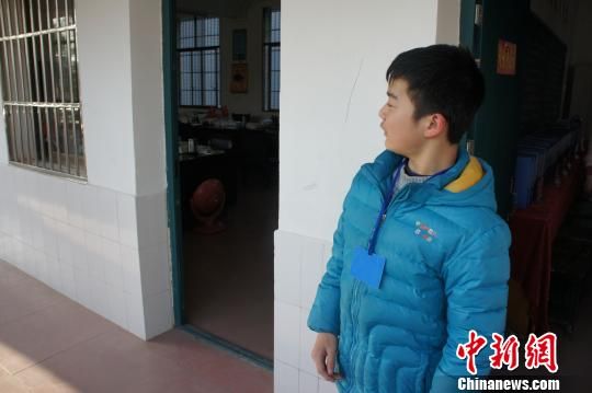 對于幾年如一日照顧他的同學(xué)余興泉，14歲的左臣心里充滿了感激。 李俊杰 攝