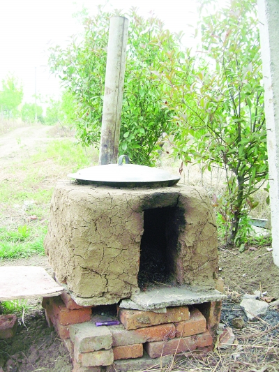 簡(jiǎn)易的鍋灶。任國(guó)勇攝