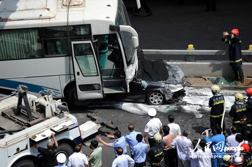 北京大客車追尾碾壓奧迪司機(jī)被困車中。