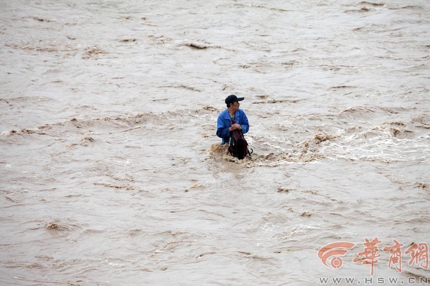 消防官兵試圖將救援的繩索扔到河中央，然而嘗試幾次都失敗。此時(shí)，河水已經(jīng)淹沒到四周，男子在一平方米的“