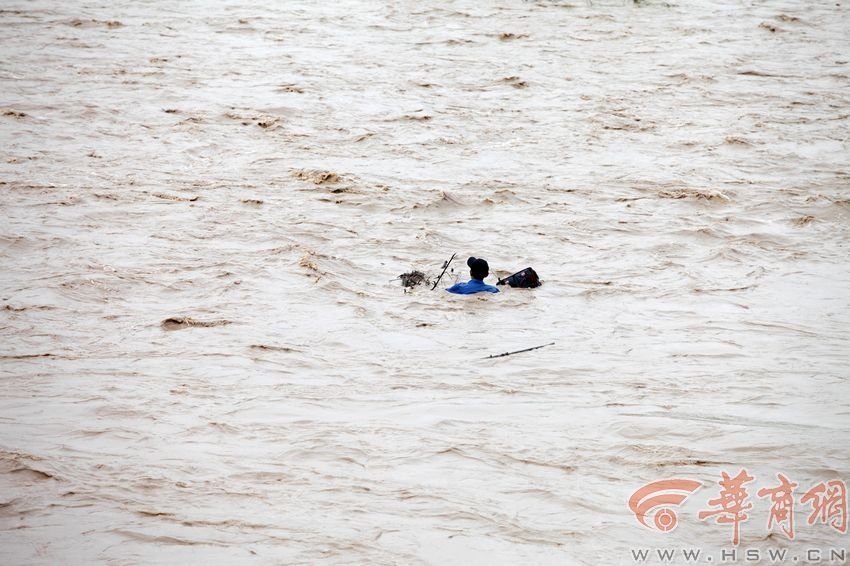 消防官兵試圖將救援的繩索扔到河中央，然而嘗試幾次都失敗。此時(shí)，河水已經(jīng)淹沒到四周，男子在一平方米的“