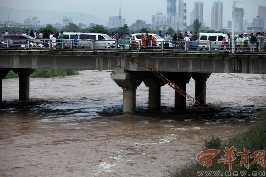 男子被洪水沖走。