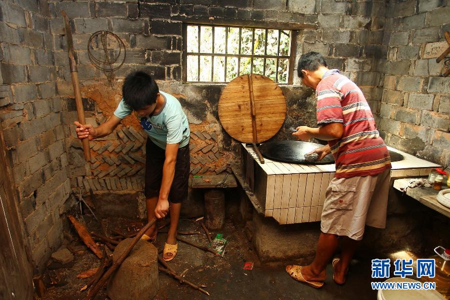 農(nóng)場(chǎng)棚戶區(qū)的最后留守家庭：留下的是回憶，迎來(lái)的是幸福