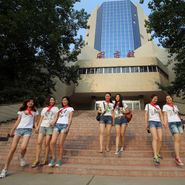 “畢業(yè)寫(xiě)真”走紅高校