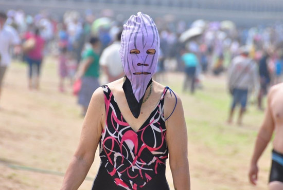 2013年7月3日，山東青島青島高溫來襲，“青島大媽”不懼滸苔，戴著“強(qiáng)盜面具”出現(xiàn)在海水浴場(chǎng)消暑降