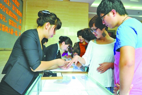 在北上廣等一線城市，鉆戒價格與國際接軌，價格不高，引發(fā)市民搶購潮。