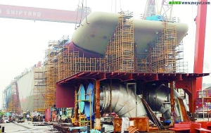 航母前部甲板在安裝。