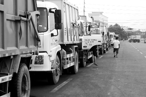 垃圾車排隊(duì)等著卸垃圾，有司機(jī)已等了四五個(gè)小時(shí)