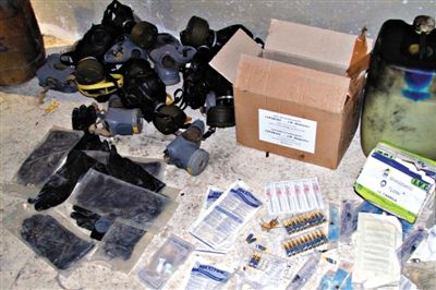 24日，敘利亞政府對外展示在大馬士革朱巴爾區(qū)破獲的反對派軍火庫中的化學(xué)制劑。新華社發(fā)