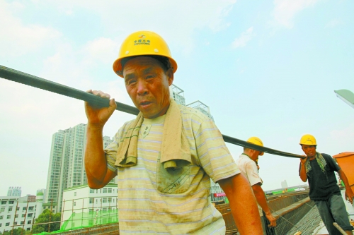 農(nóng)民工工作辛苦，權益理應有保障。