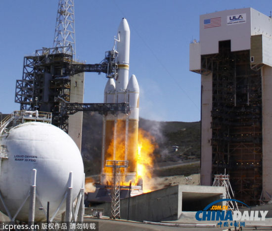 地時(shí)間2013年8月28日,在美國(guó)加州范登堡空軍基地,美國(guó)最大的“德爾塔IV”型重型火箭發(fā)射升空,將一顆機(jī)密間諜衛(wèi)星送入太空。