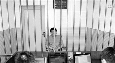 警方審訊犯罪嫌疑人“秦火火”。