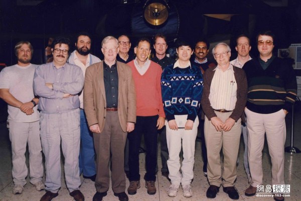 圖為照顧旅行者的工作人員。