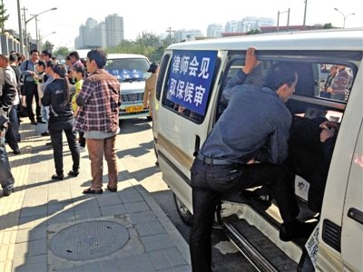 昨日，朝陽(yáng)區(qū)看守所門前有人排隊(duì)。大門外還停有多輛寫有“律師會(huì)見”字樣的車。