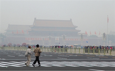 9月29日，游客行走在天安門(mén)廣場(chǎng)西側(cè)路上，當(dāng)日霧霾嚴(yán)重。