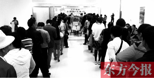昨日上午，鄭州市社保辦事大廳，辦事的群眾排起長(zhǎng)隊(duì)