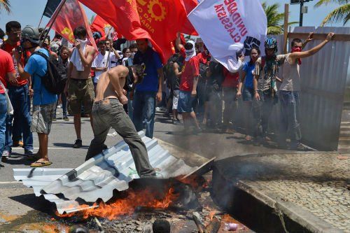 當(dāng)?shù)貢r(shí)間10月21日，巴西里約熱內(nèi)盧近海一座油田舉行開(kāi)采權(quán)競(jìng)標(biāo)，引發(fā)示威者抗議，與負(fù)責(zé)安保的大量配槍巡邏士兵發(fā)生沖突。 CFP