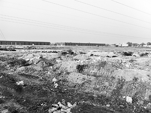 兩年半時(shí)間里，空曠的院子里，只有北側(cè)建成了兩棟空空的廠房。