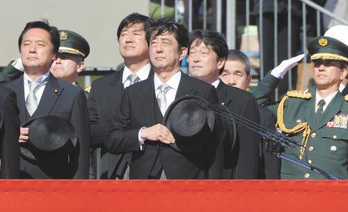 　27日上午，日本首相安倍晉三在琦玉縣的自衛(wèi)隊朝霞訓(xùn)練場出席陸上自衛(wèi)隊年度閱兵式