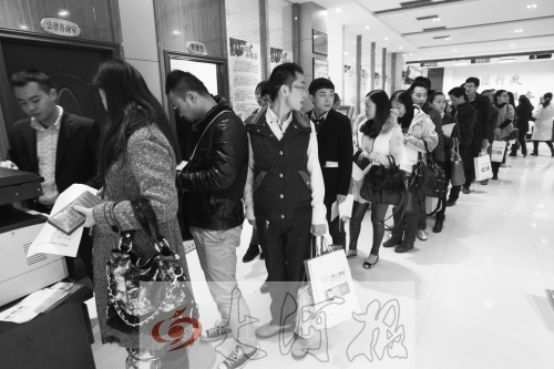 昨天,除復(fù)印材料處有新人排隊外,金水區(qū)民政局婚姻登記處大廳內(nèi)處未見新人排隊的火爆場景。