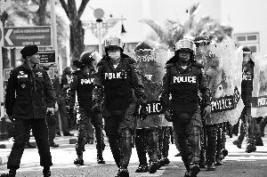 泰警察出動(dòng)。