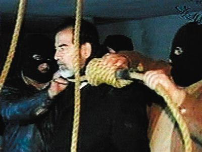 警衛(wèi)給薩達姆套上絞刑工具。