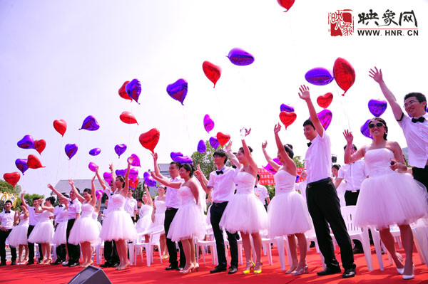 初夏喜宴八方客,千島笑迎粉佳人。