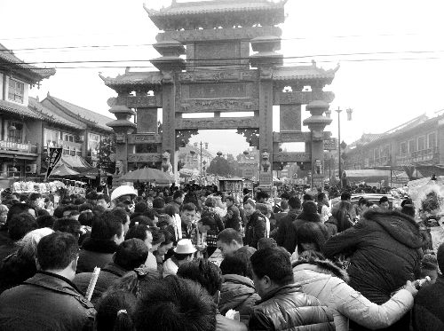 比春運(yùn)更擠的地方是浚縣廟會(huì)(組圖)