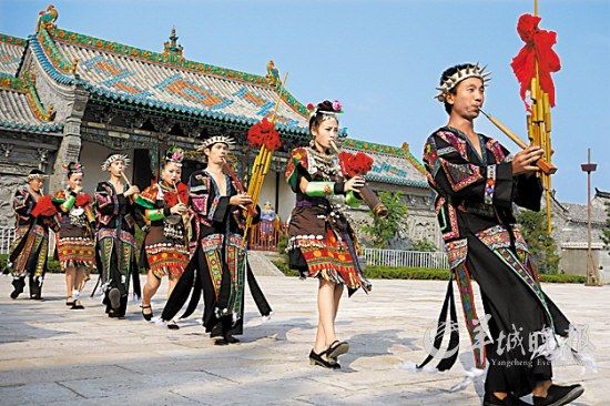 山東臺(tái)兒莊古城內(nèi)，來自外地的演員表演蘆笙舞 王建華 攝