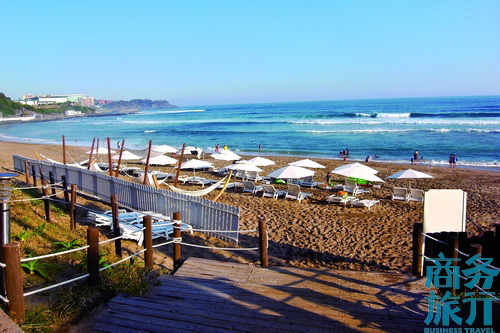 有一段偶來(lái)小路經(jīng)過(guò)新羅酒店所在的沙灘。