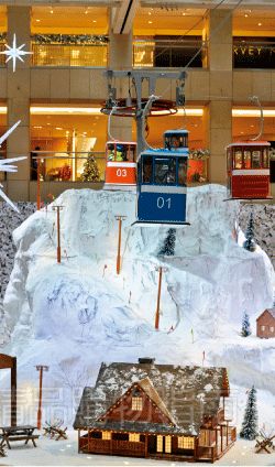 為了別出心裁,商場(chǎng)不惜花重金在商場(chǎng)里打造冰雪世界。