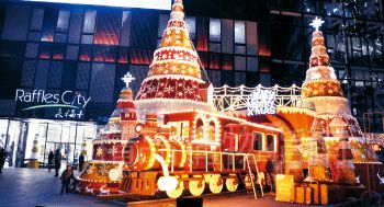 北京商場(chǎng)做圣誕裝飾,越來(lái)越花血本。