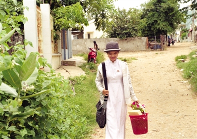 美奈漁村內(nèi),放學歸來的女學生?！∨恼摺≌労Ｃ? width=