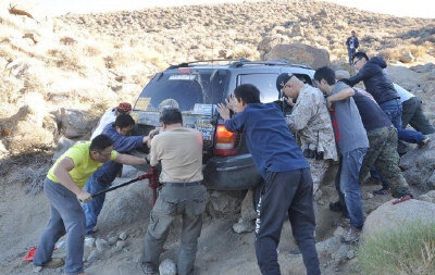 美國(guó)36位華人駕車(chē)勇闖死亡谷途中歷經(jīng)艱險(xiǎn)困難