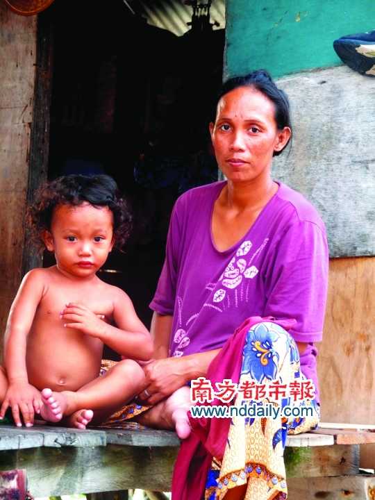 小木屋邊的母子。