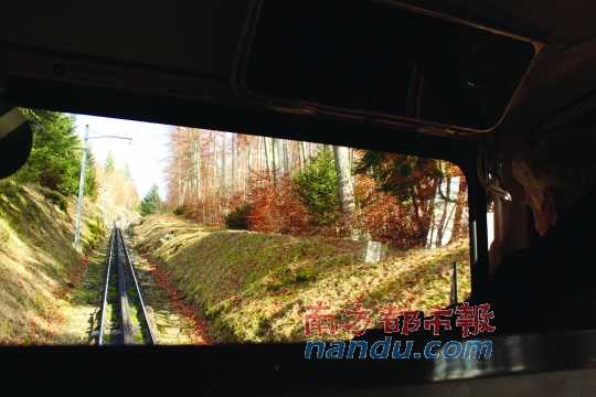 小火車一路向上，沖破云層，豁然開朗，乘客們的歡呼聲適時響起，一切漸入佳境。