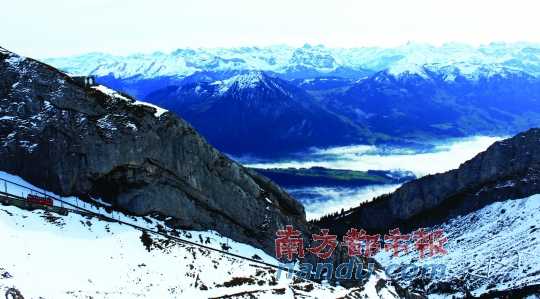  齒軌火車在皮拉圖斯山上穿行，如同紅色的龍在山中游弋。