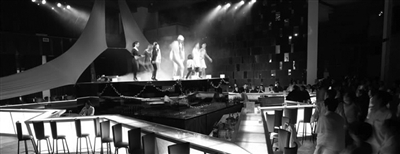 　　晚上的clubmed里有各種歡樂(lè)演出?！? oldsrc=