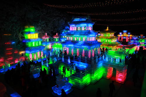 龍慶峽賞冰燈 冬日里的炫麗童話(huà)世界