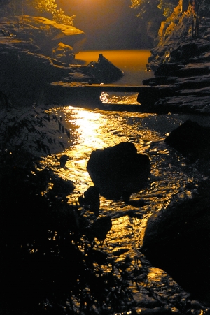 　　夜幕下古鎮(zhèn)江邊?！? complete=