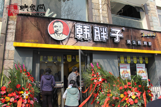 　　“韓胖子”千只茶香雞茶香鴨捐贈環(huán)衛(wèi)工人、農(nóng)民工學(xué)子和鄭州市社會福利院。