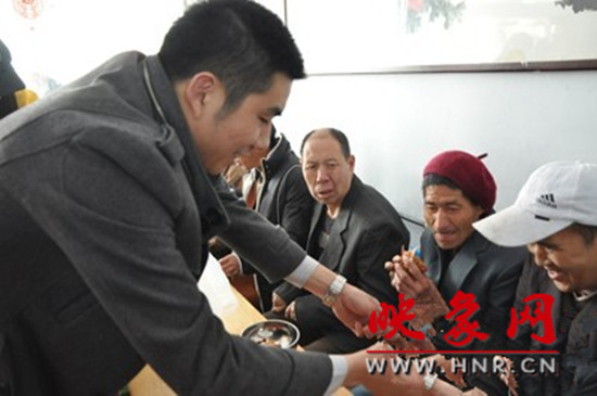 　　“韓胖子”千只茶香雞茶香鴨捐贈環(huán)衛(wèi)工人、農(nóng)民工學(xué)子和鄭州市社會福利院。