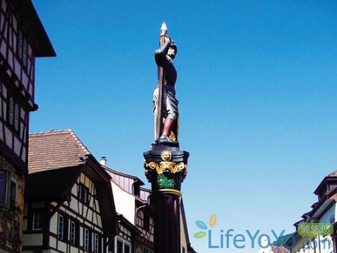 　　在那個春日艷陽的午后,一艘白色的游船在幽藍的圖恩湖上緩行。