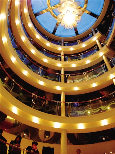 　　上下7層全部打通的大廳。